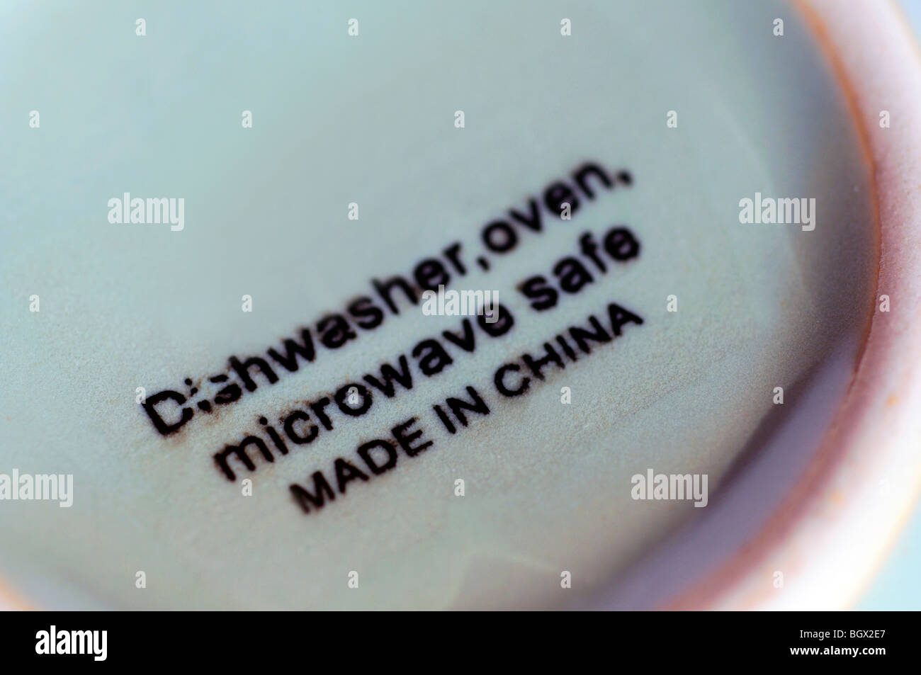'Made in China' segno sul fondo della coppa in ceramica Foto Stock