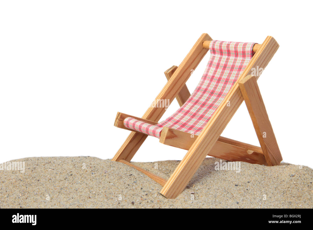 Un mazzo standard sedia in piedi su una spiaggia. Tutti gli isolati su sfondo bianco. Foto Stock