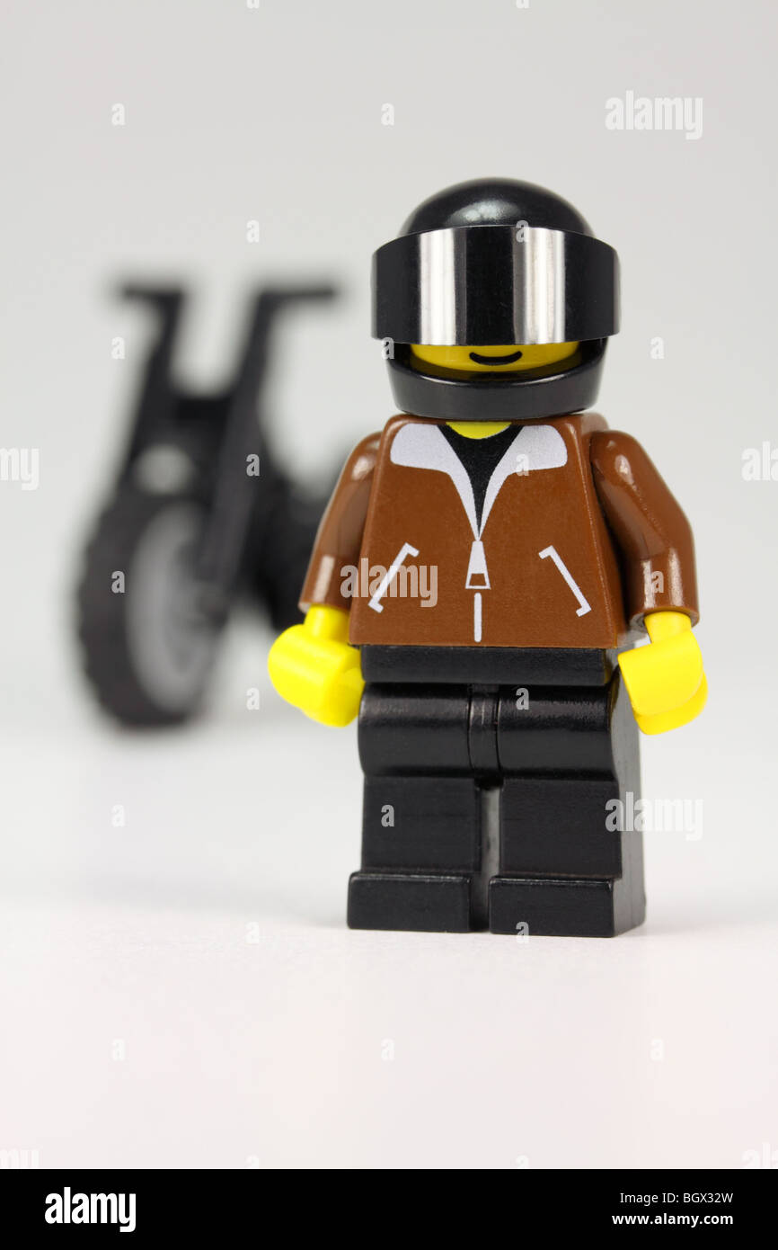 Lego motociclista che indossa il casco con visiera scura Foto Stock