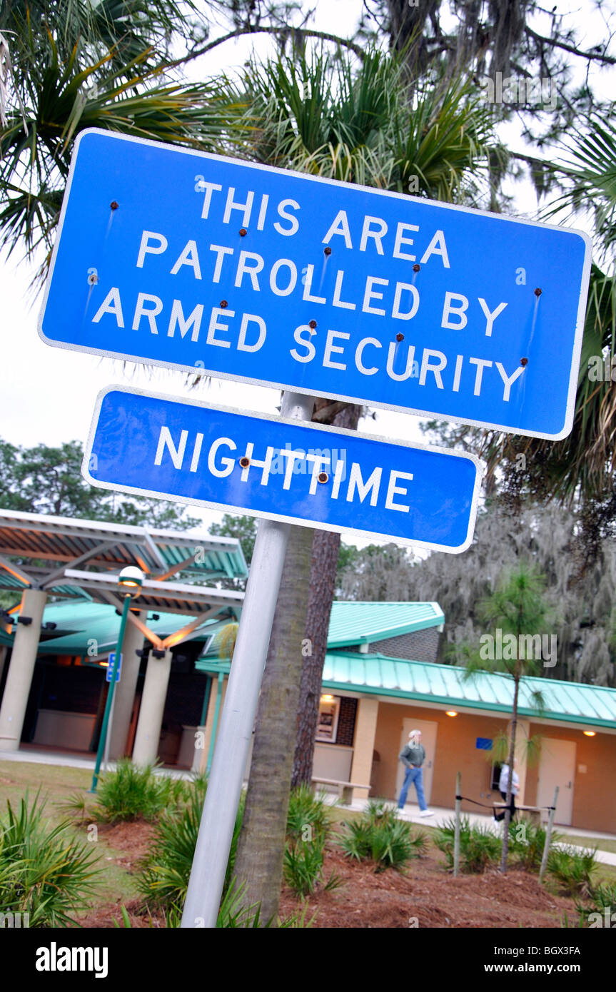 "Pattugliato da sicurezza armata' segno, Florida, Stati Uniti d'America Foto Stock