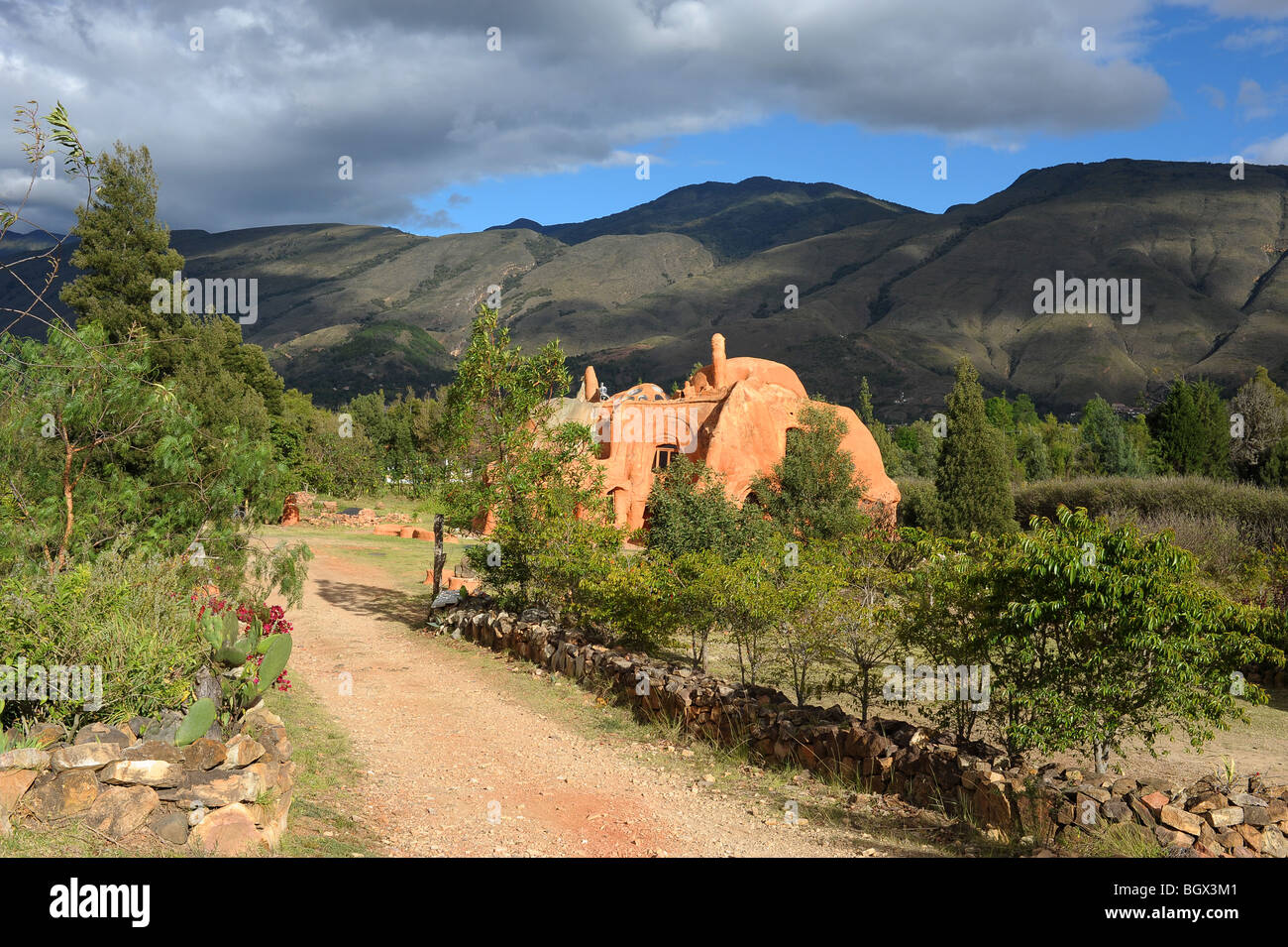 L'argilla rossa casa in campagna remota, Colombia, Sud America Foto Stock