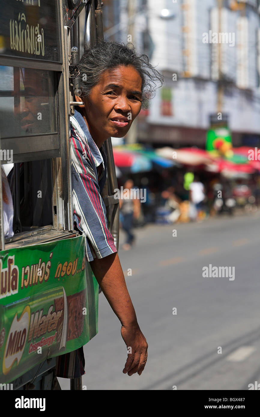 La donna in una strada vending veicolo Foto Stock