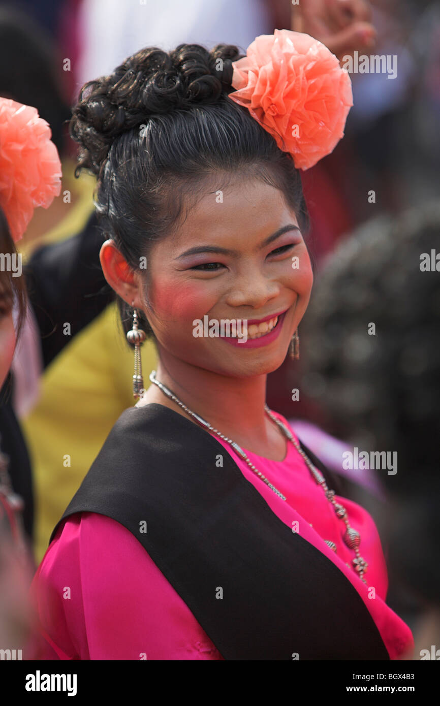 Donna all'aperto in costume tailandese Foto Stock