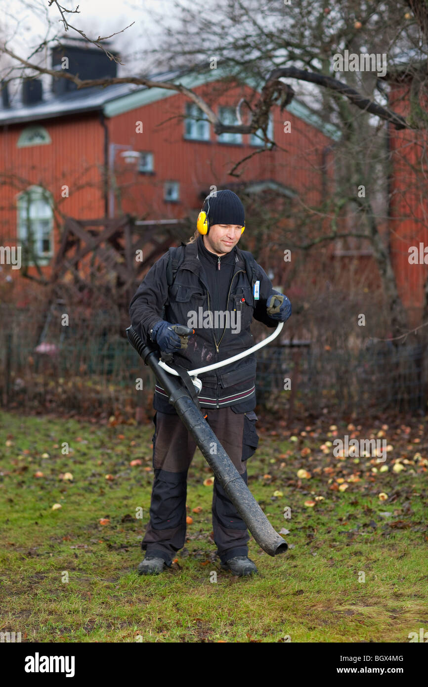 Uomo che lavora in giardino Foto Stock