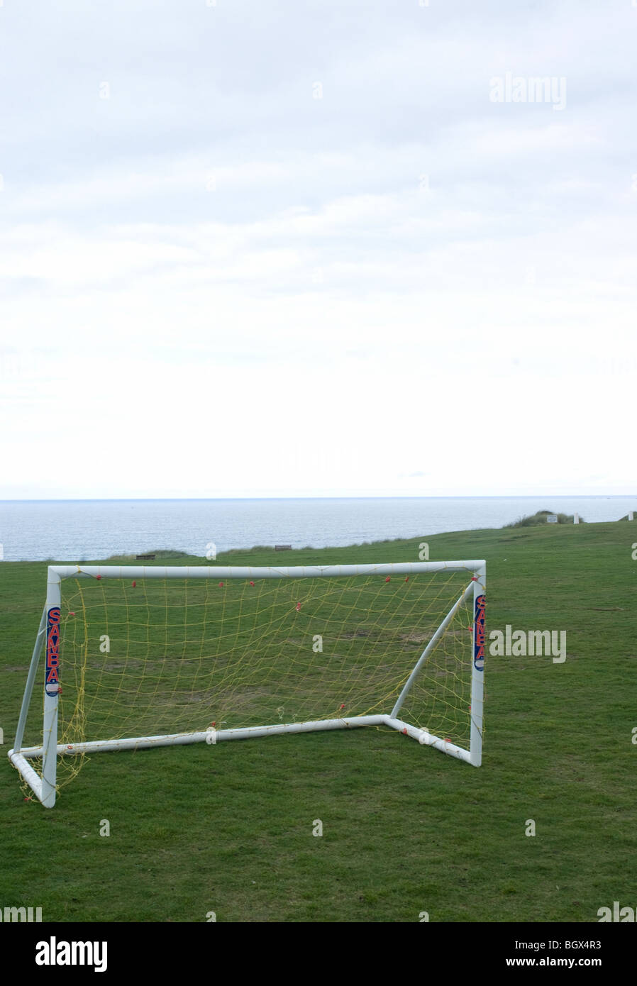 Un obiettivo di calcio post in prossimità di un bordo di scogliere Foto Stock