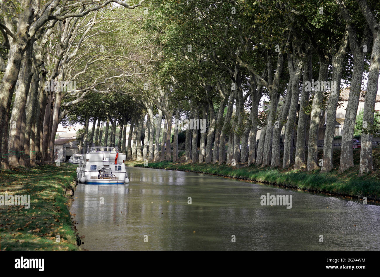 Vacanza ricreativa barche del canale Canal du Midi Trebes da Carcassonne Aude Francia travel destinazione turistica in Europa Foto Stock