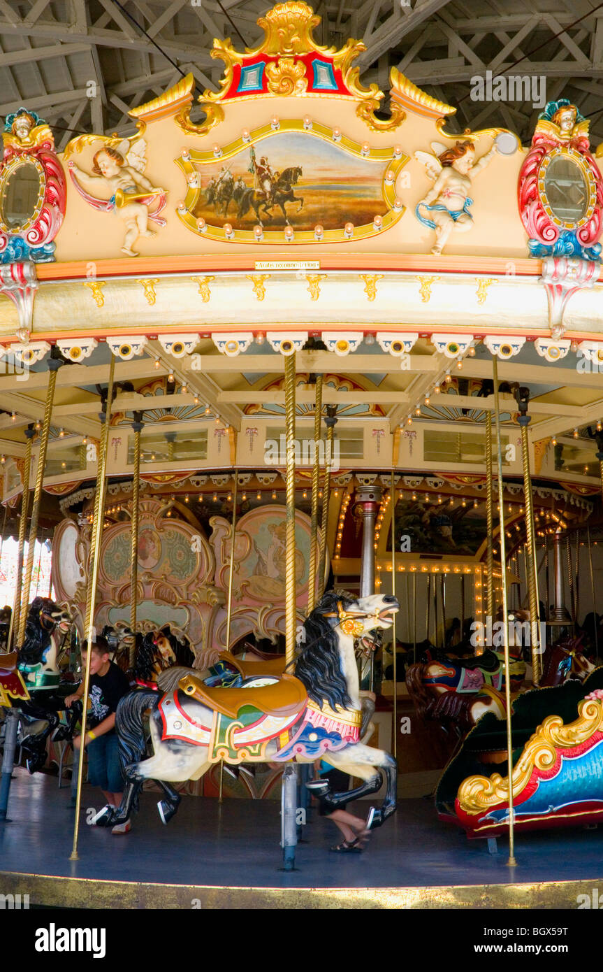 Giostra storica costruita dal Philadelphia Toboggan Company, USA, al Luna Park parco divertimenti, St Kilda, Melbourne, Australia Foto Stock