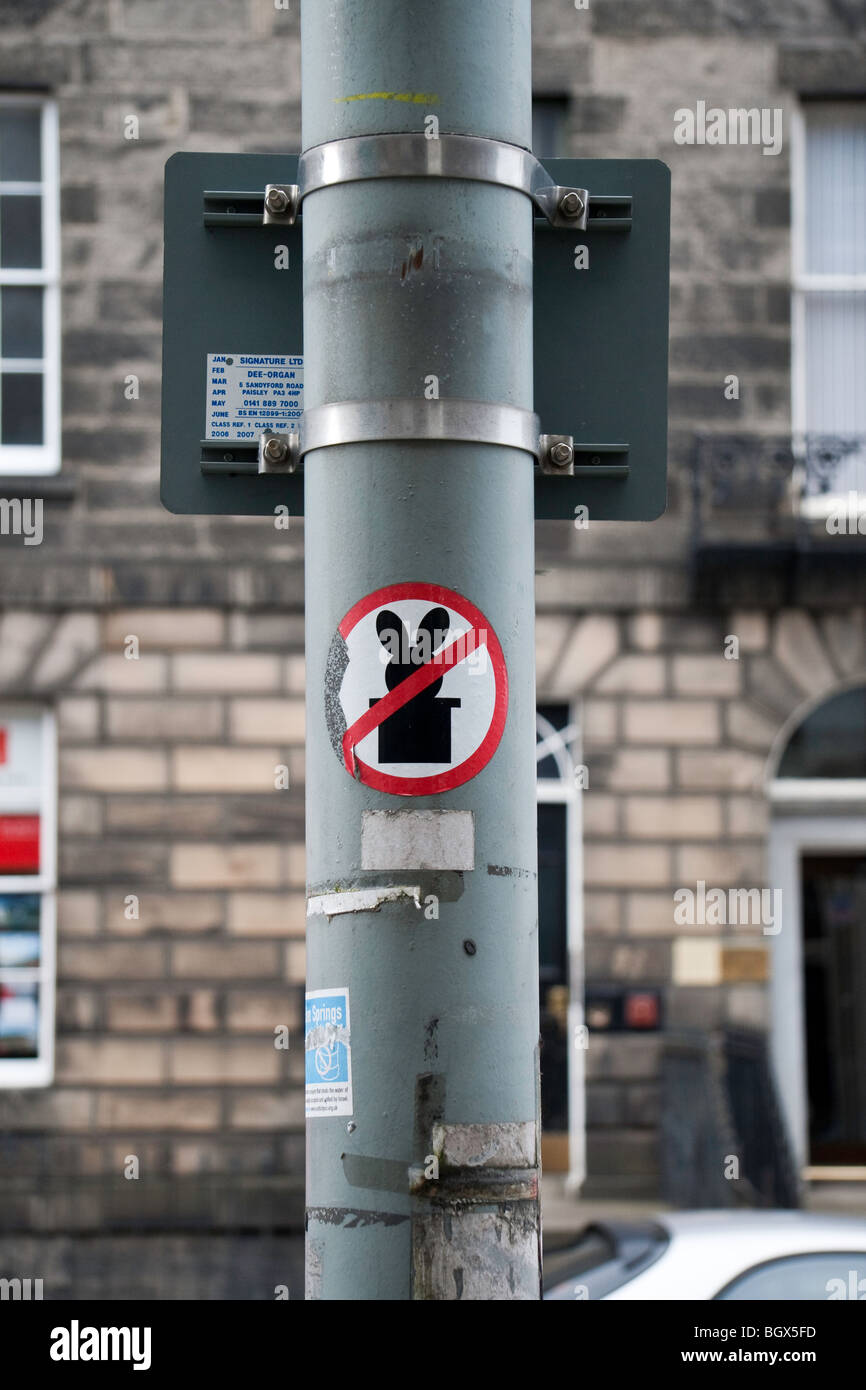 Una lampada posta nella zona nuova di Edinburgo con un 'no tirando fuori i conigli di cappelli' adesivo su di esso Foto Stock