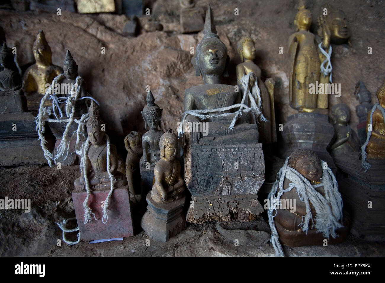 Statue di Buddha nel Pak Ou grotta Foto Stock