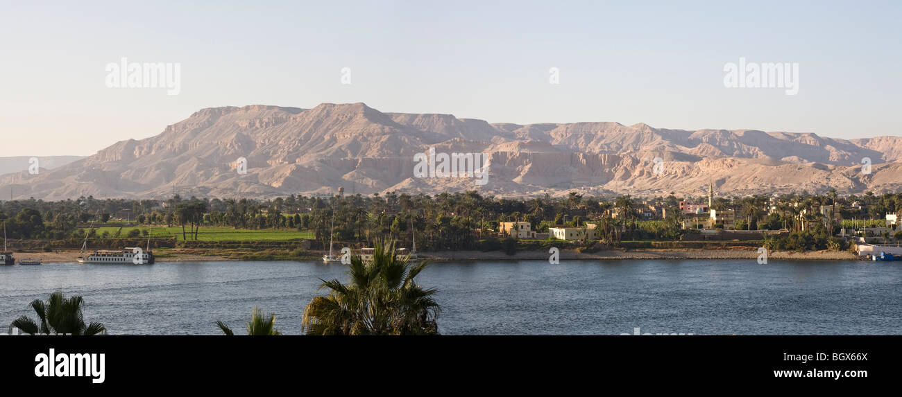 Panoramica del West Bank e il Theban colline oltre il fiume Nilo al tramonto, Luxor, Egitto, Nord Africa Foto Stock