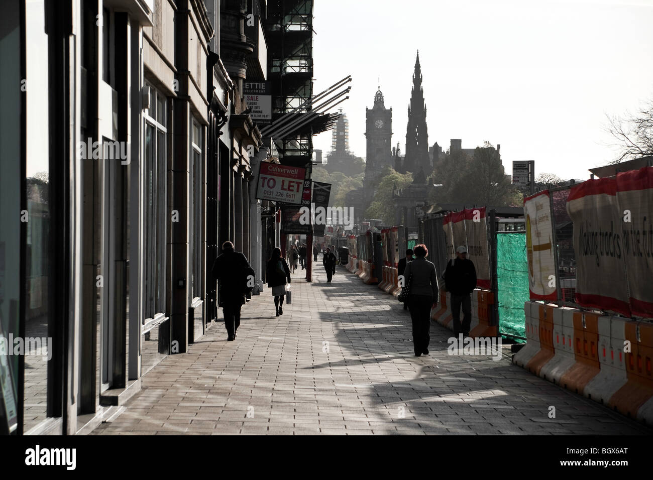 Un vago vista la mattina di Edinburgh Princes Street con il Monumento di Scott, Balmoral Hotel e Nelson è un monumento visibile. Foto Stock