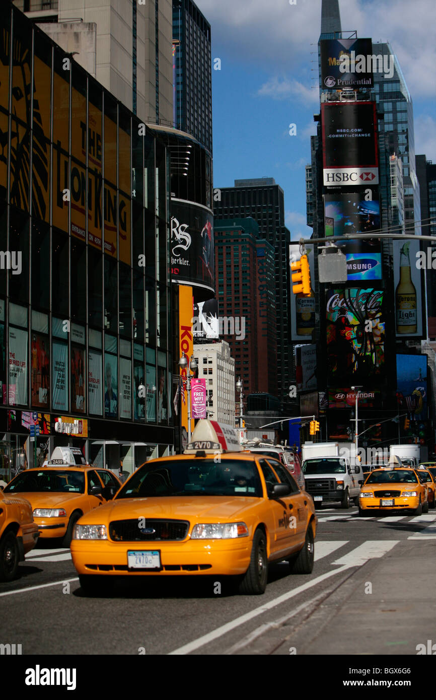 New York City Taxi su Times Square Foto Stock