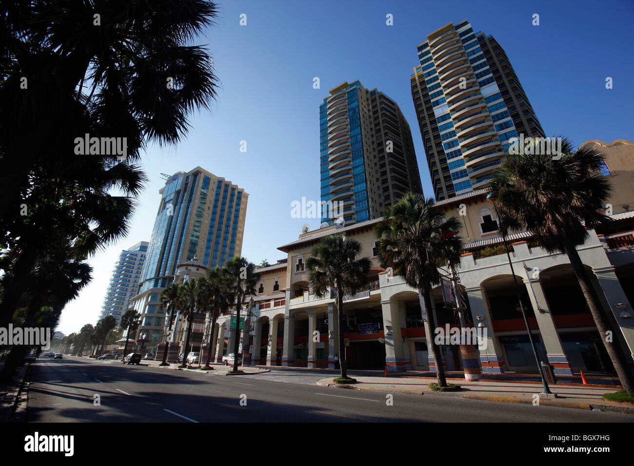Moderni edifici lungo il Malecon, Santo Domingo, Repubblica Dominicana Foto Stock