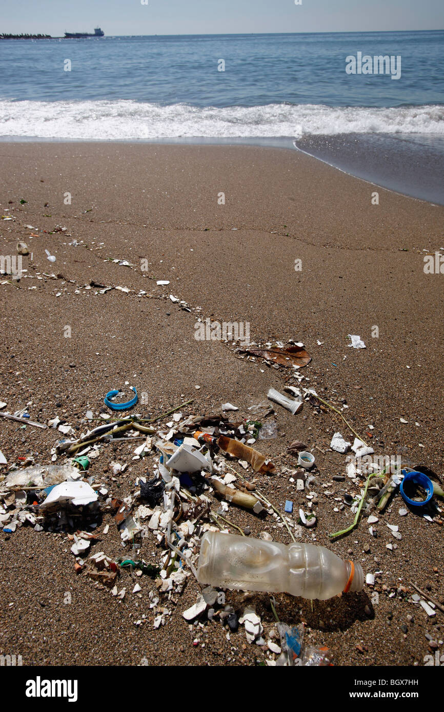 Immondizia di plastica sparsi in spiaggia, Santo Domingo, Repubblica Dominicana Foto Stock