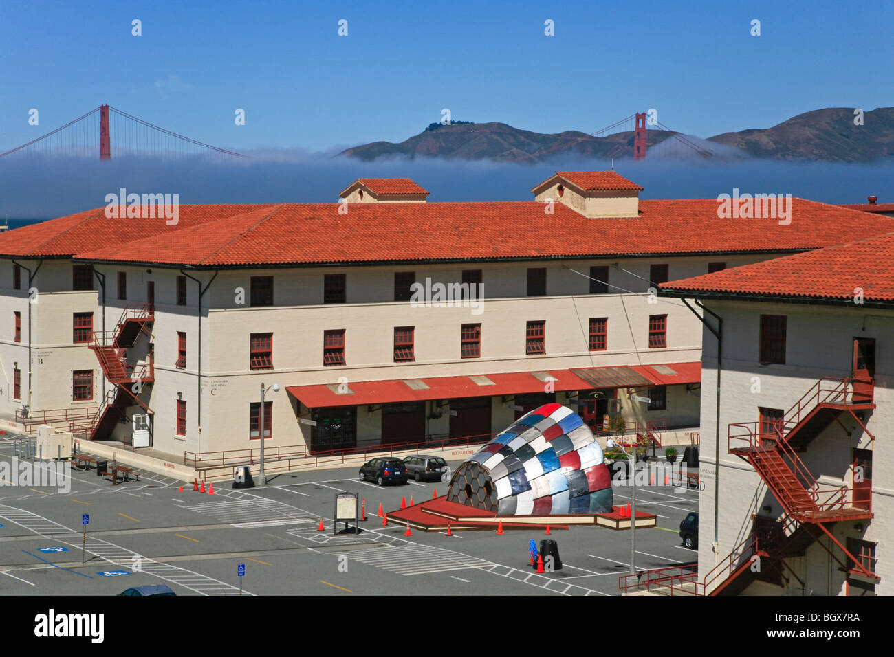 FORT Mason e il Golden Gate Bridge che salgono attraverso Oceano Pacifico nebbia - SAN FRANCISCO, CALIFORNIA Foto Stock