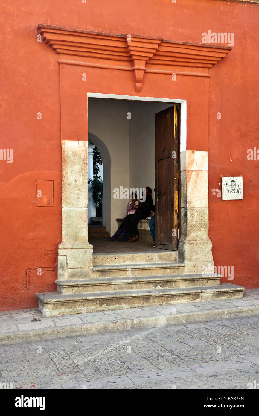 Gradini in pietra e portale di ingresso con vista al vestibolo dell'Istituto e Museo di Arti Grafiche città di Oaxaca Oaxaca Messico Foto Stock