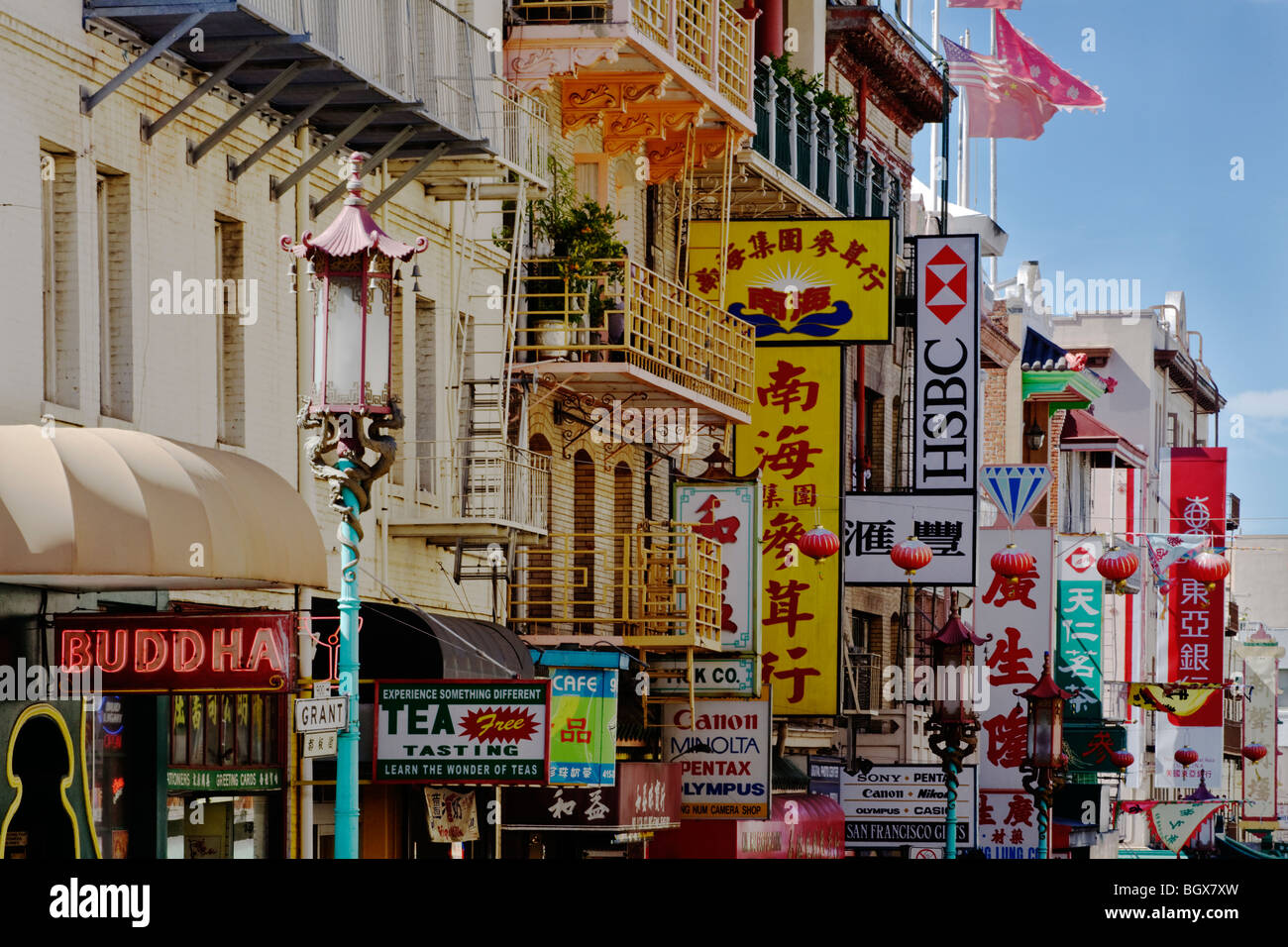 Insegne in cinese in una strada a China Town - SAN FRANCISCO, CALIFORNIA Foto Stock