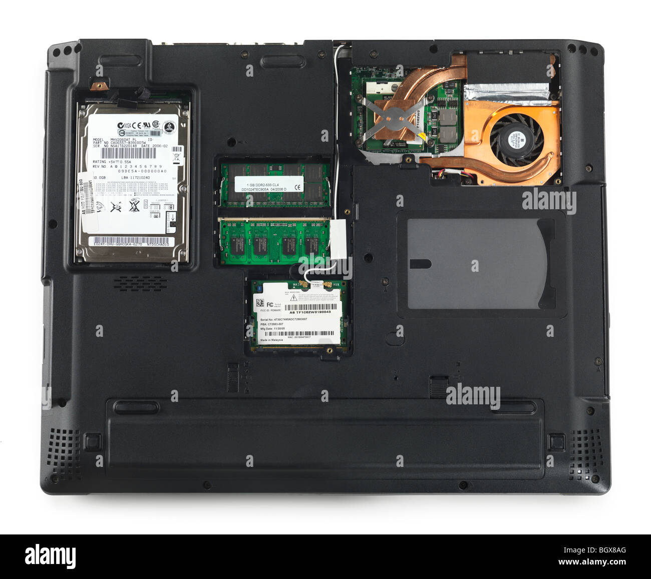 Computer portatile il lato di fondo con pannelli di schienale rimosso mostrando HDD, memoria, processore e modulo WiFi isolati su sfondo bianco Foto Stock