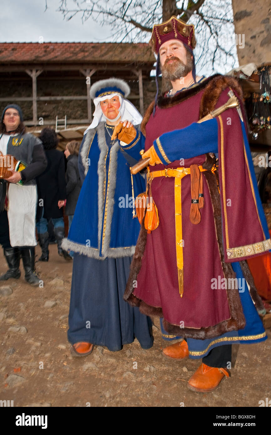 Donna vestita in abiti medievali immagini e fotografie stock ad alta  risoluzione - Alamy