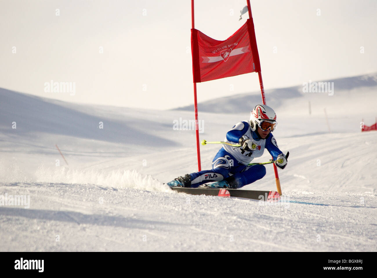 Gara di sci, atleta curva nei pressi del polo Foto Stock