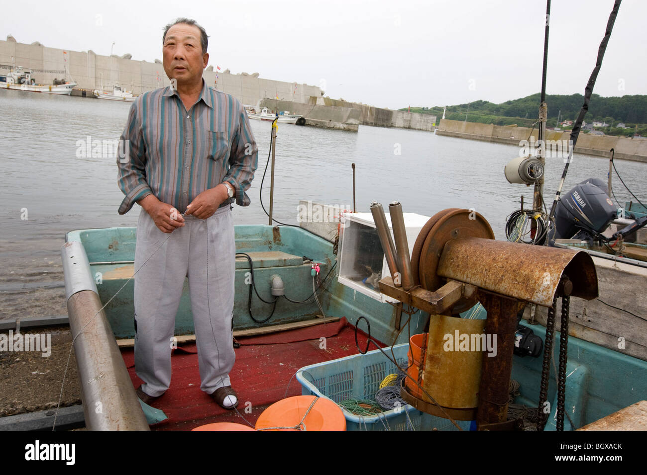 Mitsuhiro Ono, 71 anni, pescatore dal villaggio di Kamiura, nella sua barca nel porto Tskudo, Hokkaido in Giappone Foto Stock