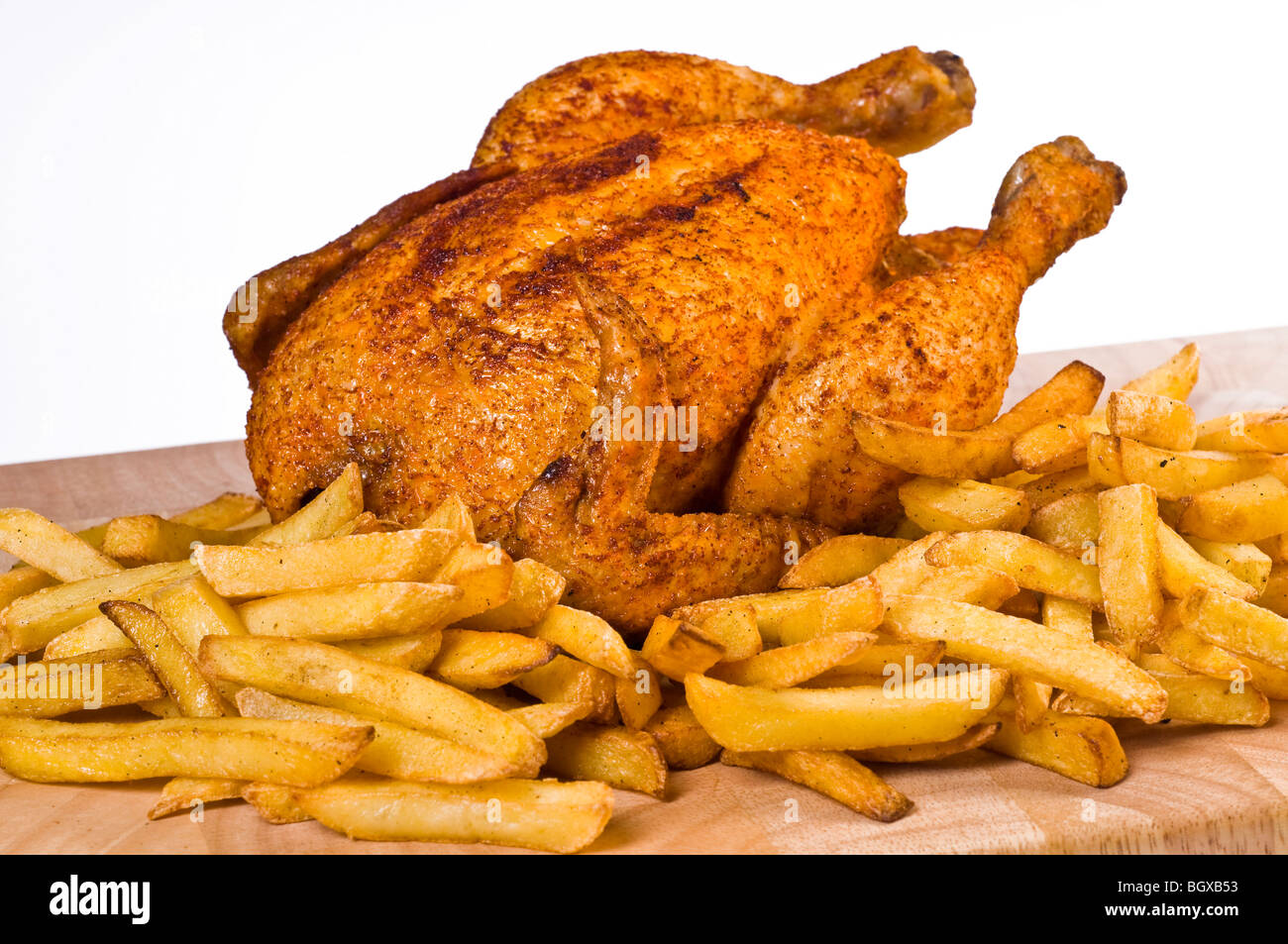 Pollo Arrosto Con Patate Fritte Servite Su Pannello Di Legno Foto Stock Alamy
