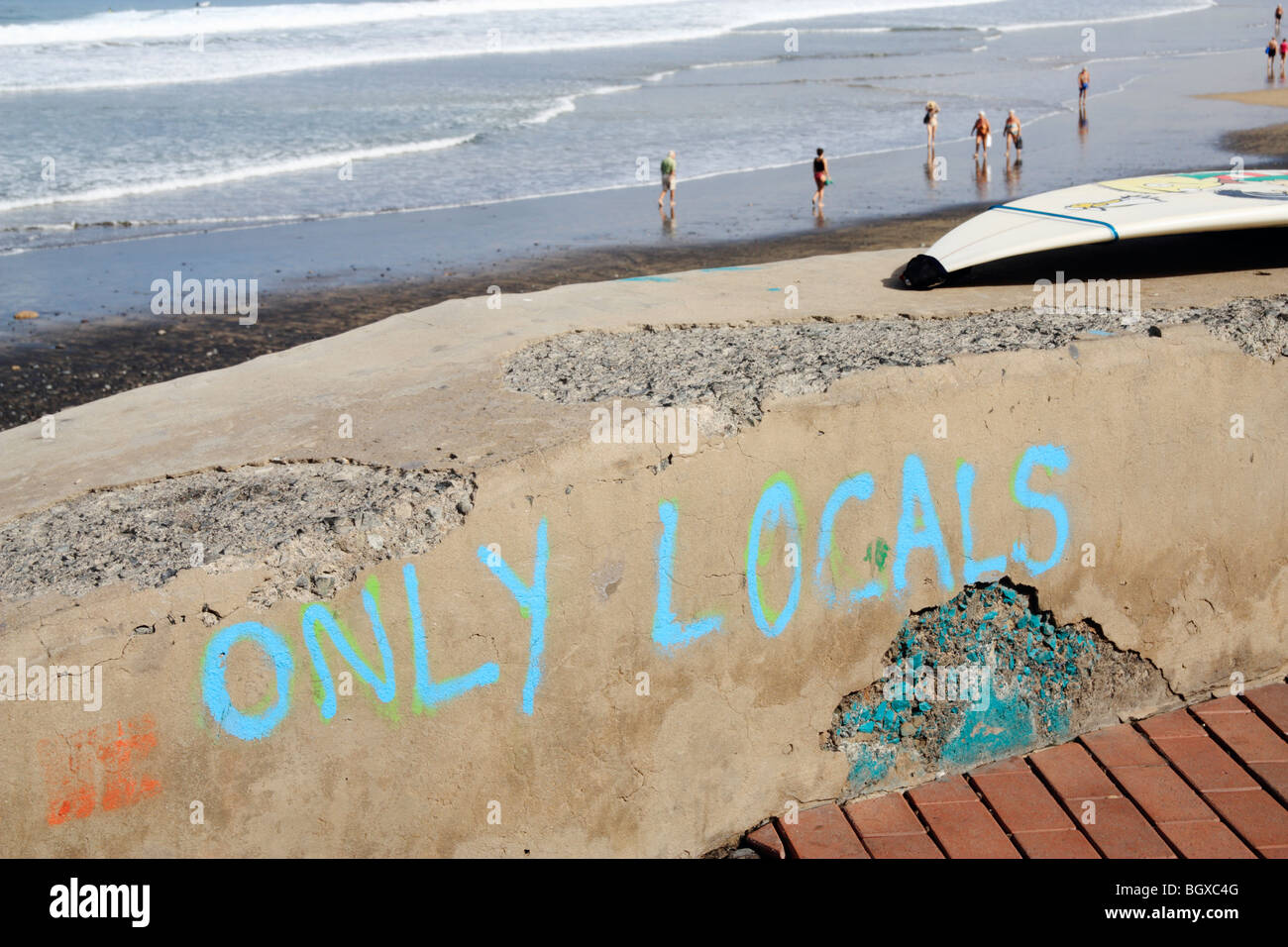 "Solo locali' dipinto sul muro a navigare in pausa. Potrebbe essere usato come Brexit/isolamento/ immingration... concetto di immagine Foto Stock