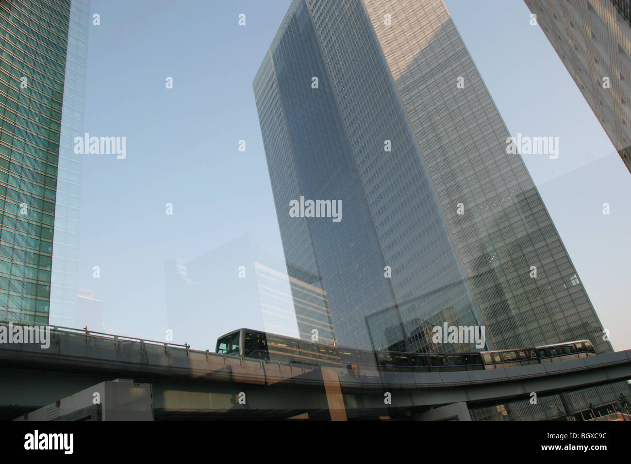 Torre Dentsu, Dentsu di società di pubblicità, progettato da Jean Nouvel, nel quartiere di Shiodome, Tokyo, Giappone, Foto Stock