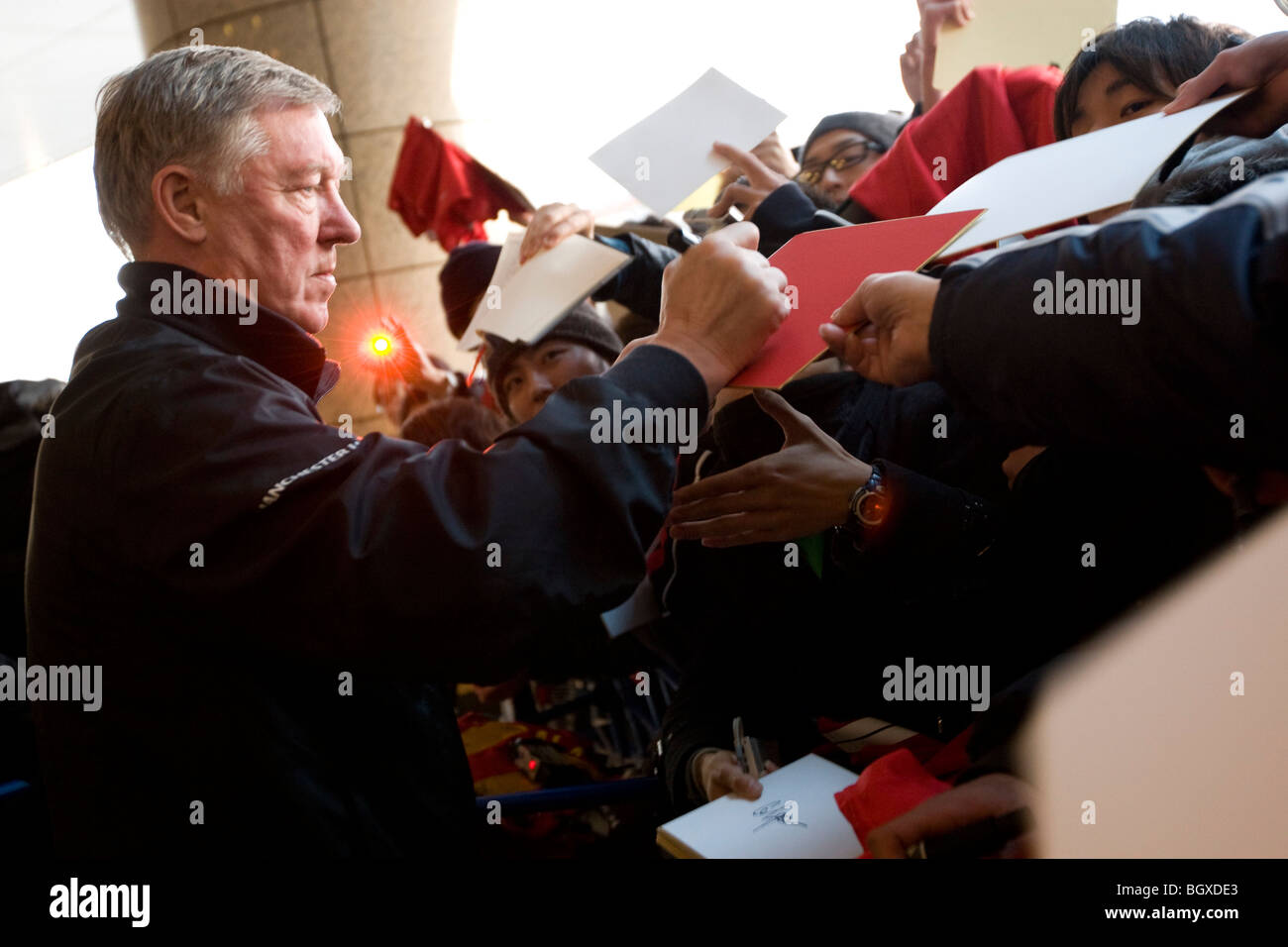 Il Manchester United manager sir Alex Ferguson firma autografi per i Giapponesi il Manchester United sostenitori. Foto Stock