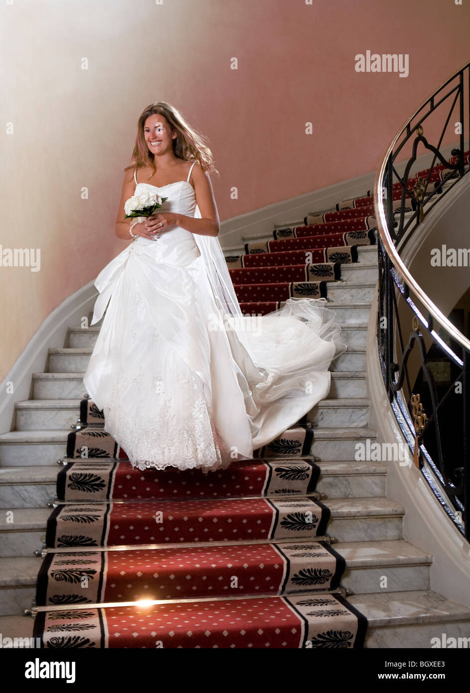 Sposa scende la scala Foto Stock