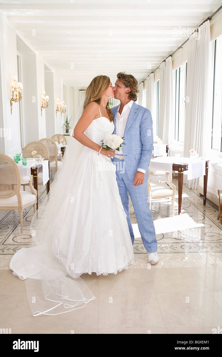 Sposa e lo sposo kiss Foto Stock