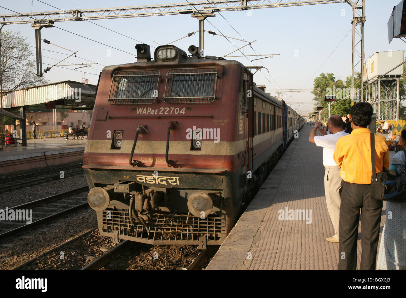 Un treno in arrivo al Sawai Madhopur stazione, vicino Ranthambhore, India. Foto Stock