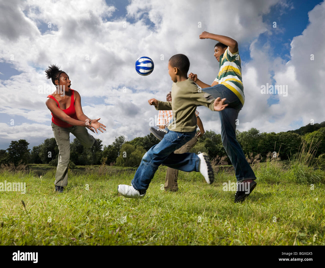 Famiglia giocando a calcio Foto Stock