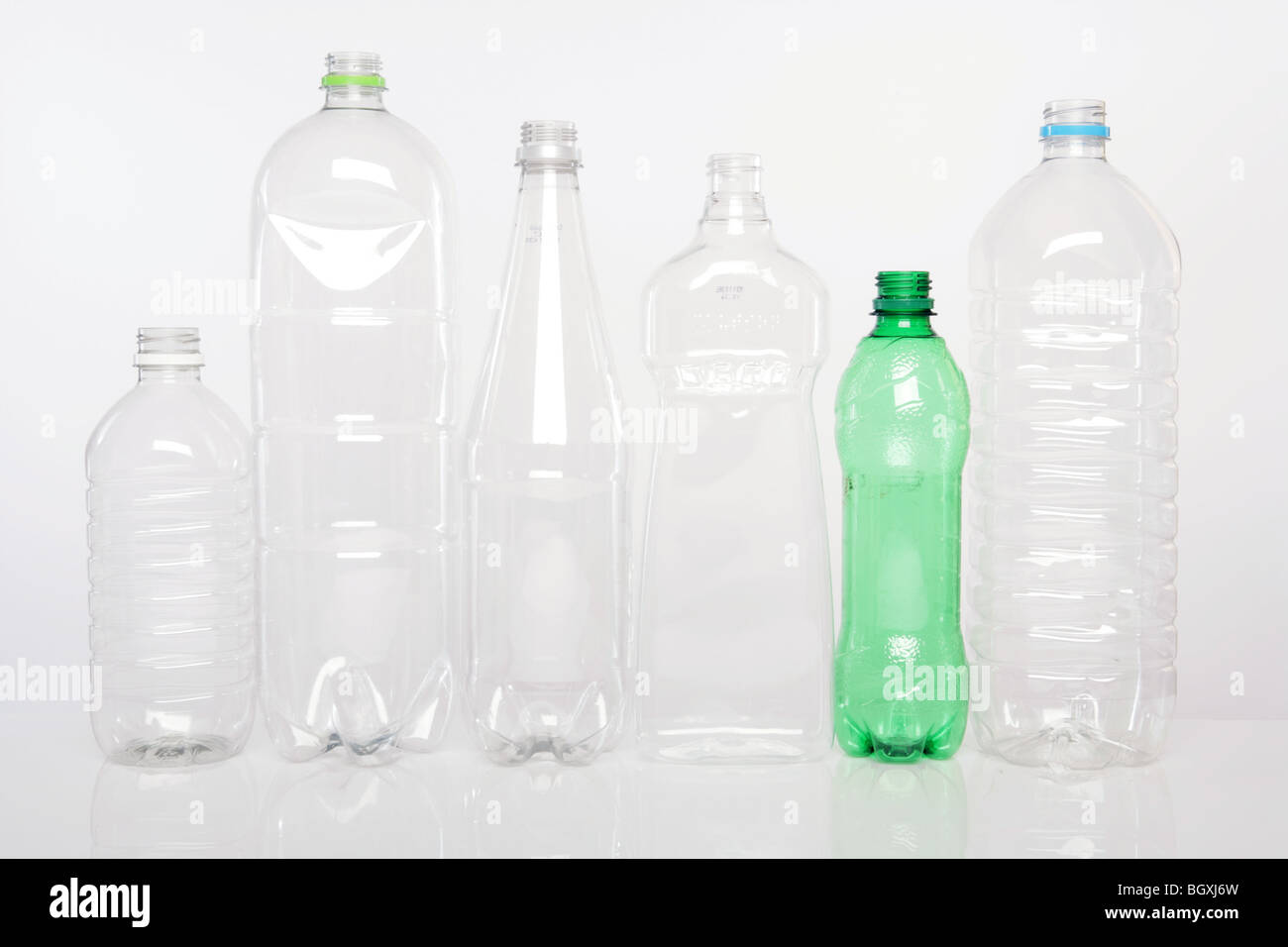 Cancellare le bottiglie di plastica e uno verde uno shot in un studio contro uno sfondo bianco. Foto Stock