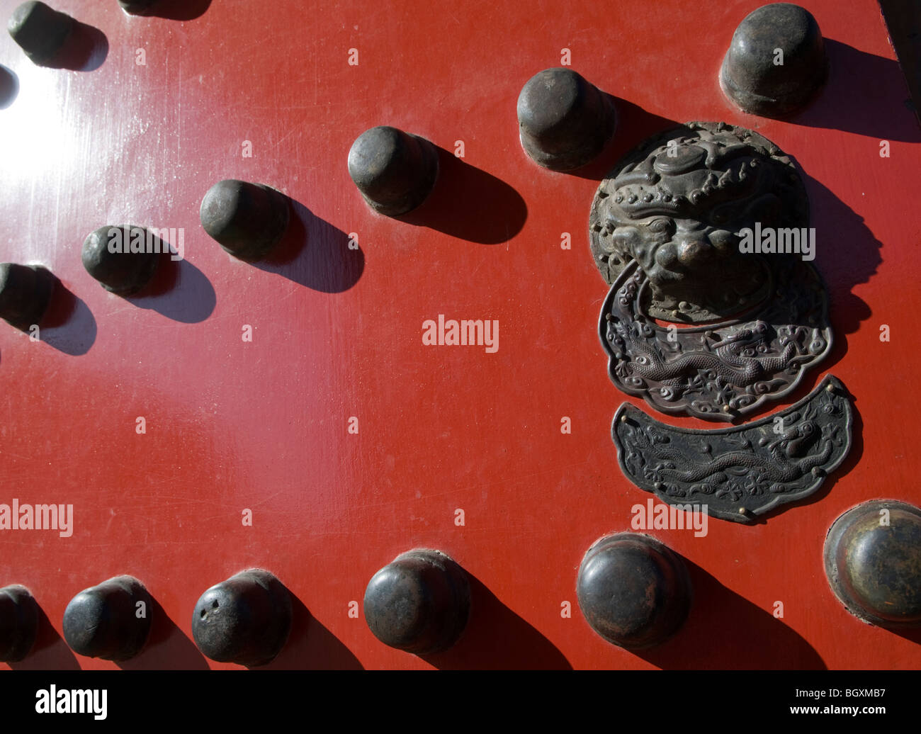 Dettaglio di un cancello rosso alla Città Proibita di Pechino CINA Foto Stock