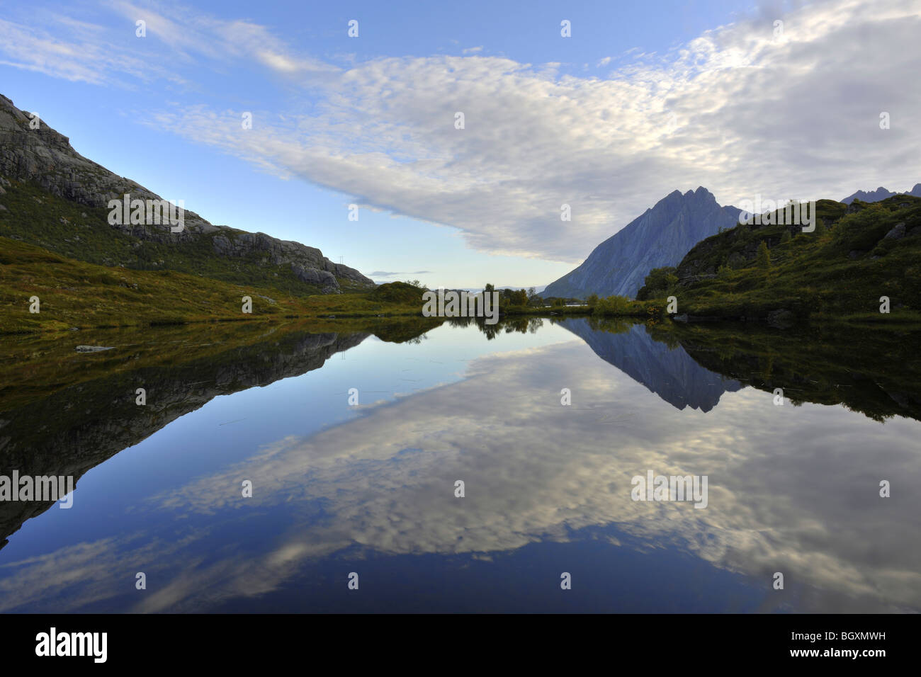 Il cielo che riflette in un piccolo lago, creando un'immagine speculare. Lofoten, a nord della Norvegia Foto Stock