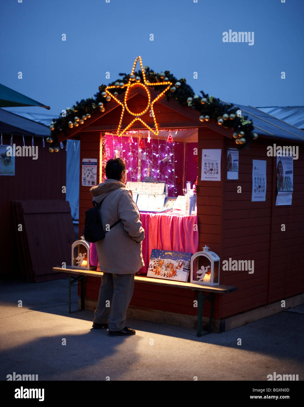 Stare sul mercato di Natale Foto Stock