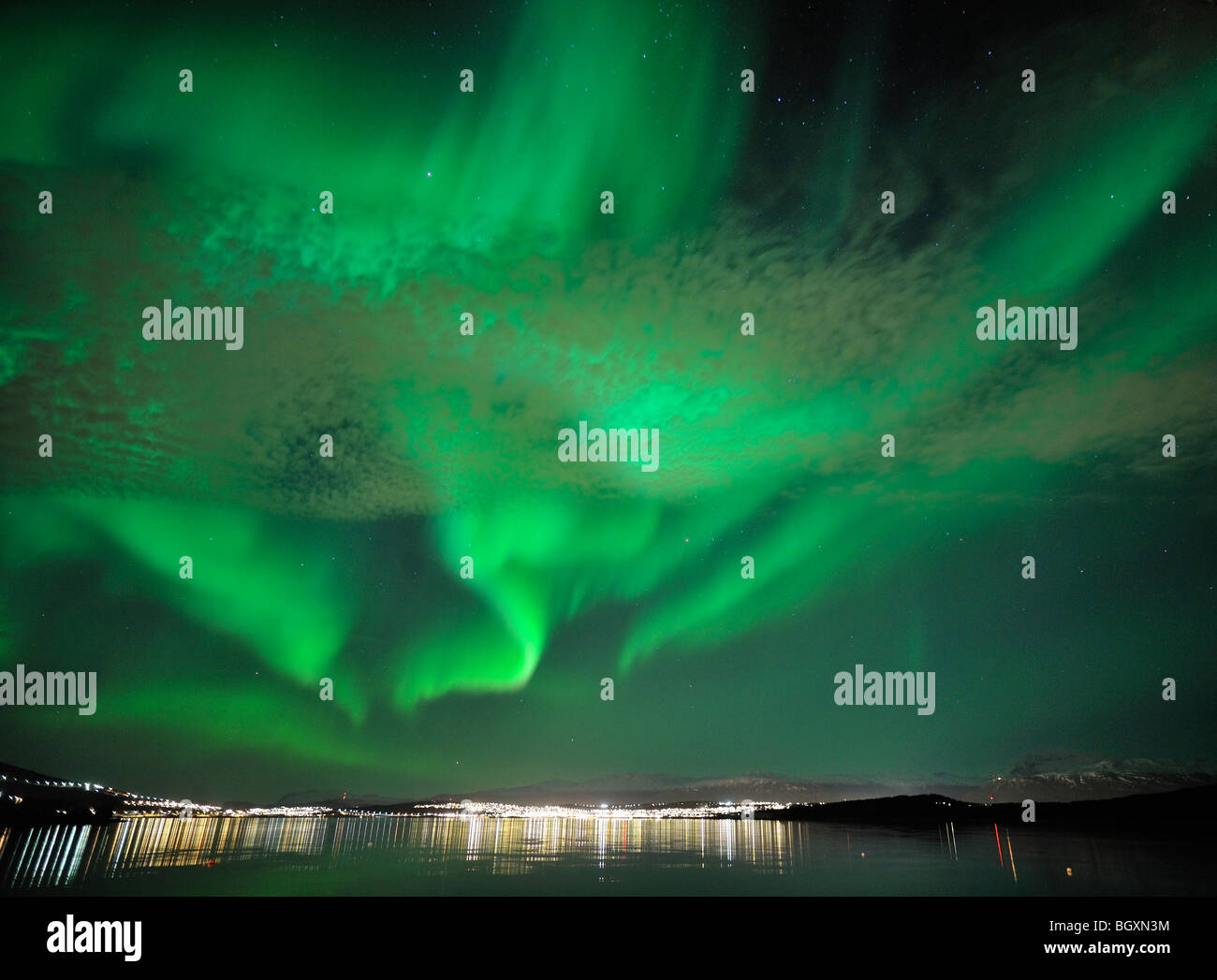 Luci del nord (Aurora boreale) oltre la città artica Tromso, Norvegia settentrionale Foto Stock