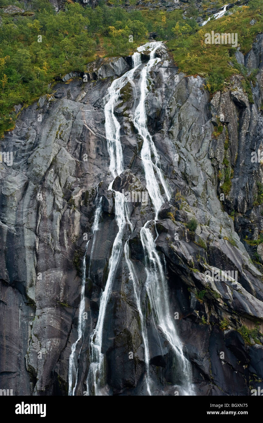 Una piccola cascata in Lofoten, a nord della Norvegia Foto Stock