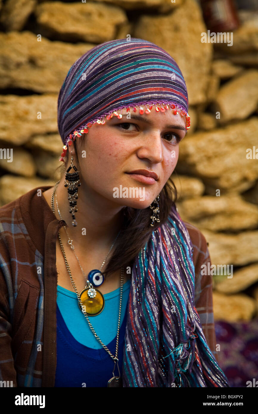 Il Nomad pastore ragazza in montagna Kesis Erzincan Turchia Foto Stock