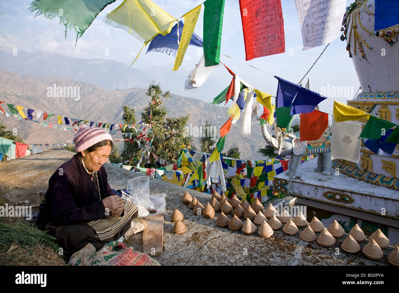 Donna tibetana di modellazione di argilla rituale offerte buddista. McLeod Ganj. Dharamsala. India Foto Stock