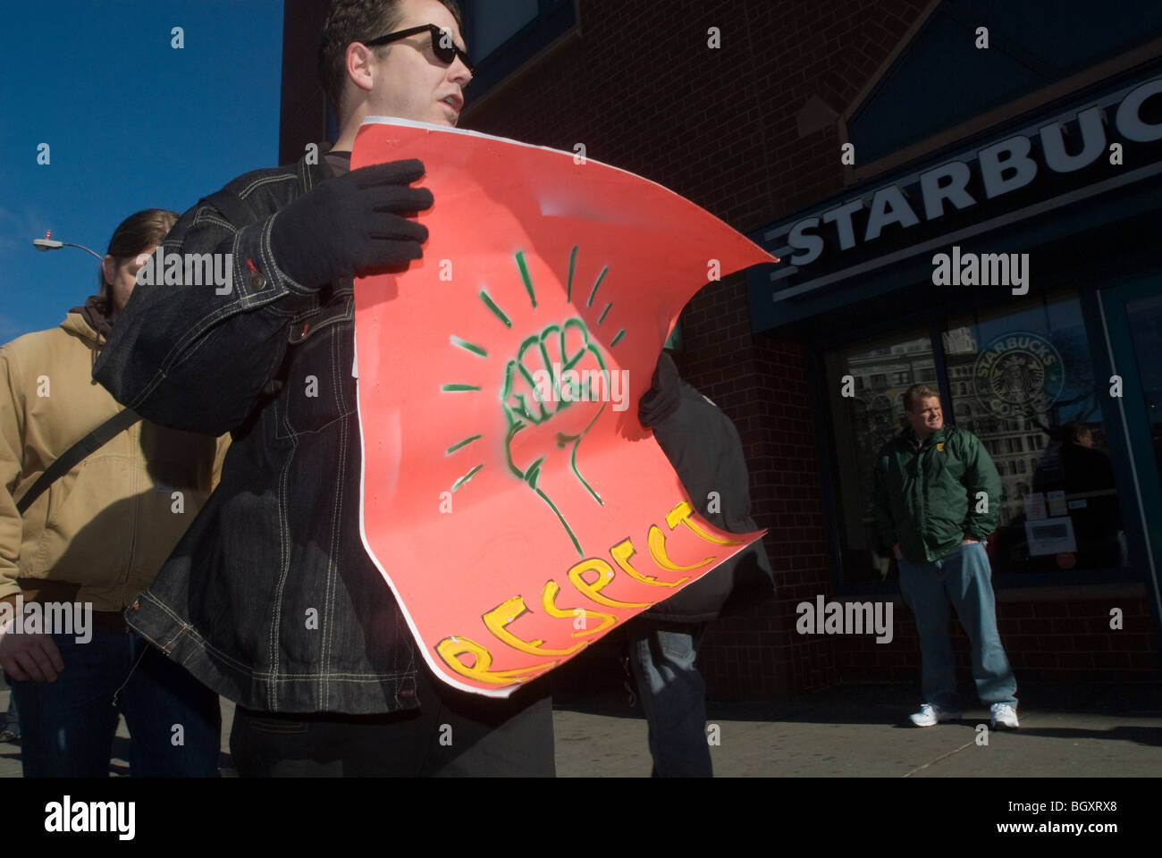 Starbucks lavoratori e sostenitori protesta Starbucks' asserita anti-unione attività in New York Foto Stock