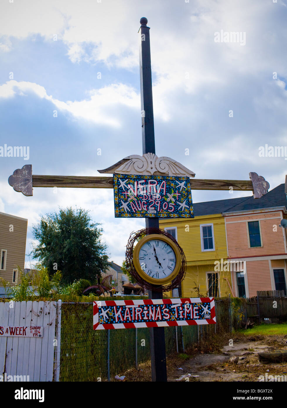 Katrina Memorial segno visibile su Magazine Street nel Garden District di New Orleans, Louisiana Foto Stock