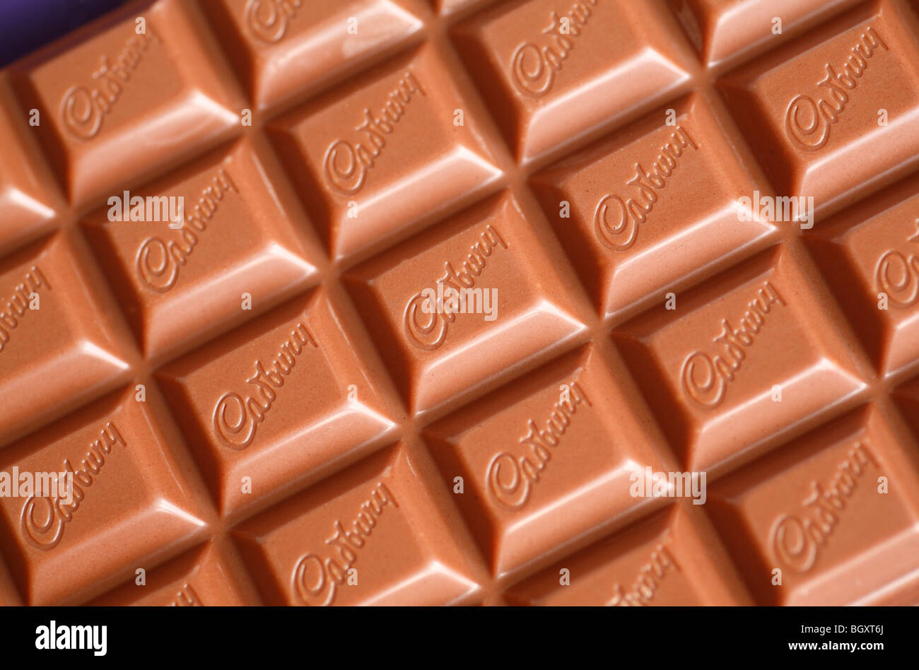 Un bar di Cadbury di cioccolato al latte con la Cadbury's logo. Foto Stock