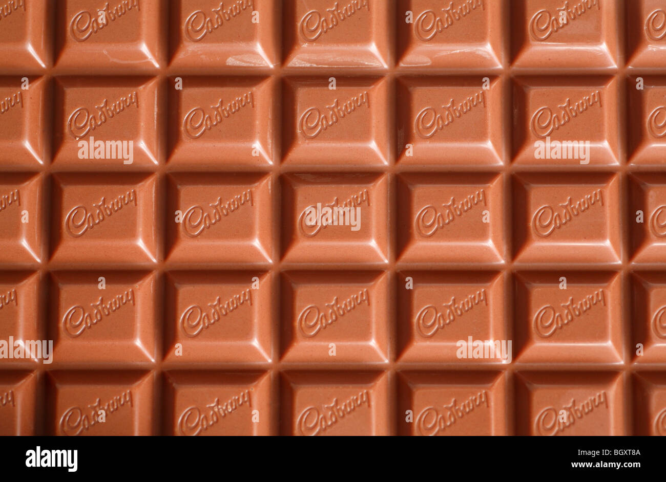 Un bar di Cadbury di cioccolato al latte con la Cadbury's logo. Foto Stock