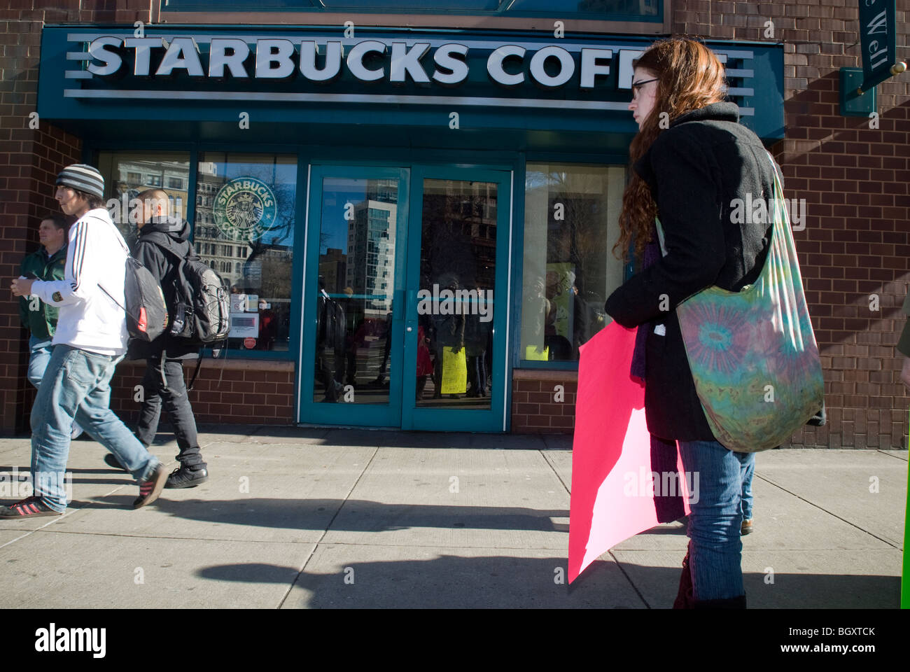 Starbucks lavoratori e sostenitori protesta Starbucks' asserita anti-unione attività in New York Foto Stock