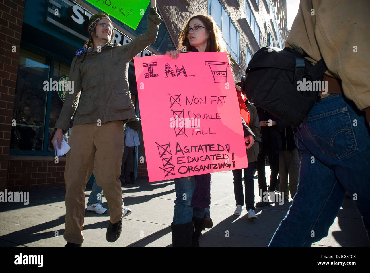 Starbucks lavoratori e sostenitori protesta Starbucks' asserita anti-unione attività in New York Foto Stock