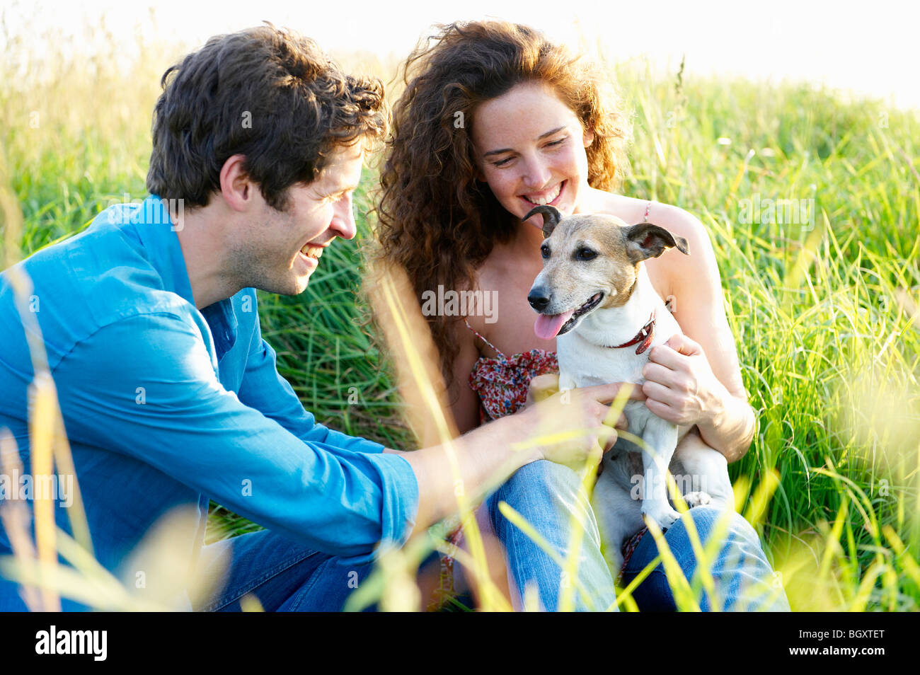 Coppia con cane in un campo di grano Foto Stock