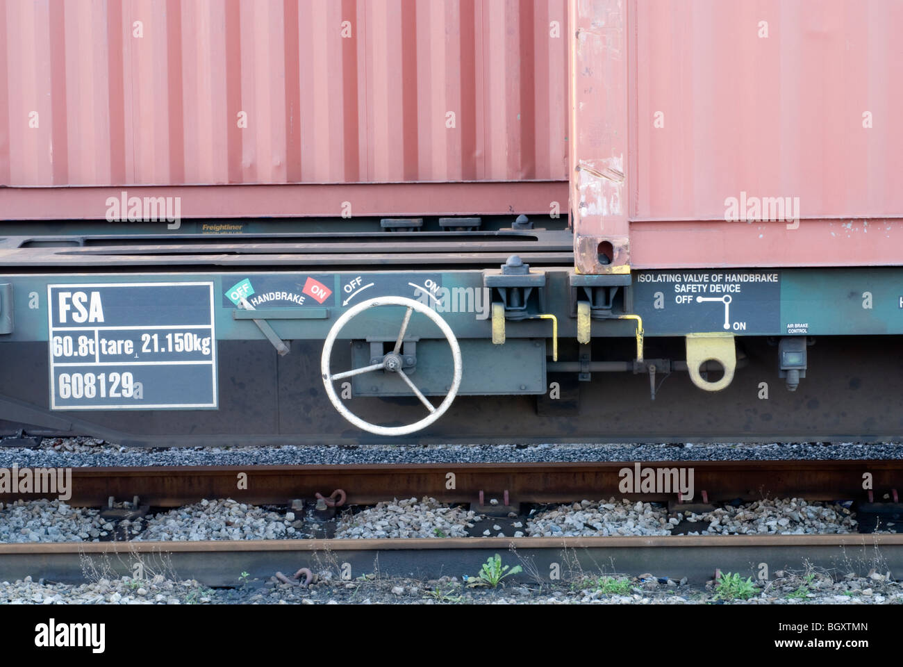 Contenitore di spedizione sulla guida carrello il carrello in magazzino Foto Stock