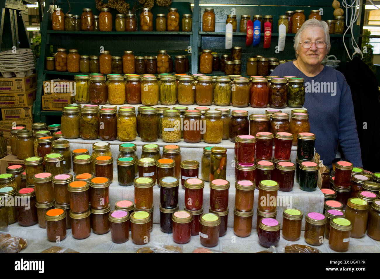 Donna vendita di conserve di merci al mercato agricolo in Montgomery, Alabama Foto Stock